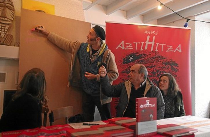 Asisko Urmeneta présente sa dernière création “AztiHitza” à Tardets. © Christophe DE PRADA