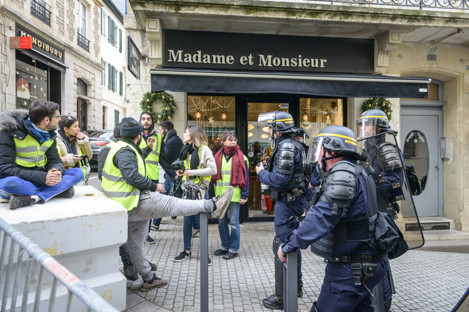 Les CRS n'étaient pas encore dans "l'action offensive" face à des manifestants tranquilles. © Isabelle Miquelestorena
