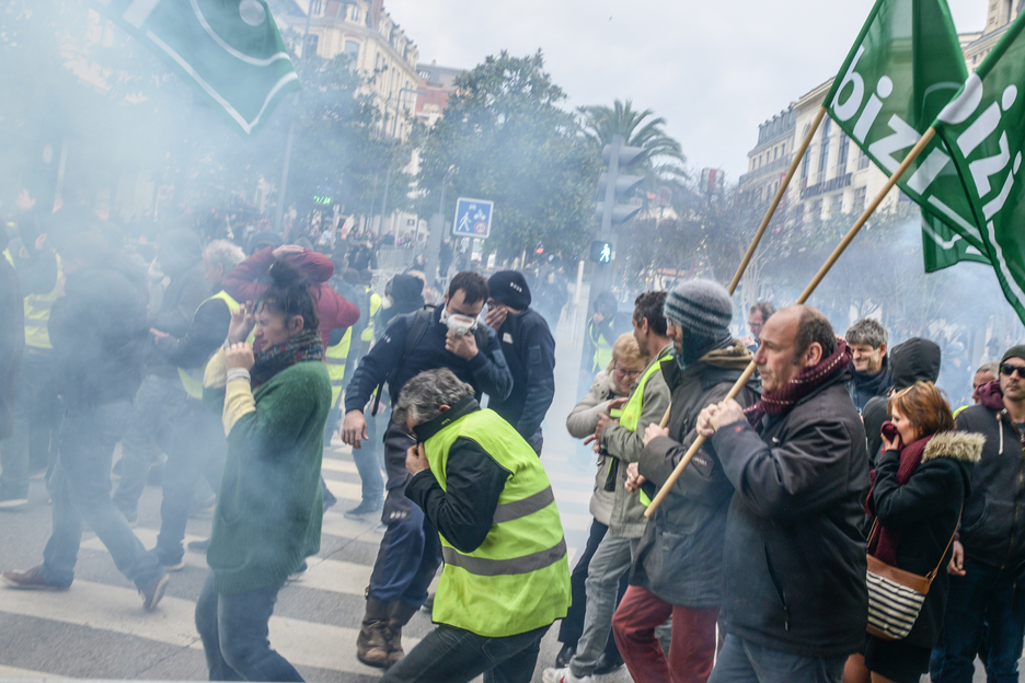 Des manifestants dans le gaz lacrymogène. © Isabelle Miquelestorena