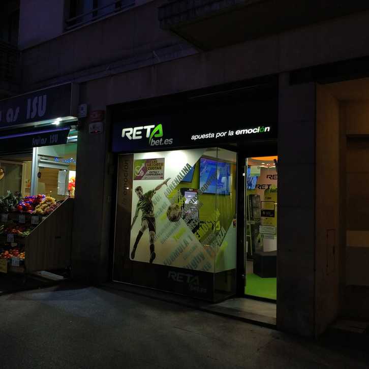 A Donostia, entre un marchand de fruits et légumes et une boulangerie, le local reste éclairé tard dans la nuit.