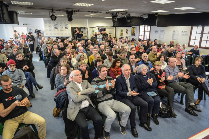 Une centaine d'agriculteurs, citoyens, élus et acteurs sociaux ont participé à l'assemblée générale de la Chambre d'agriculture du Pays Basque. © Isabelle Miquelestorena