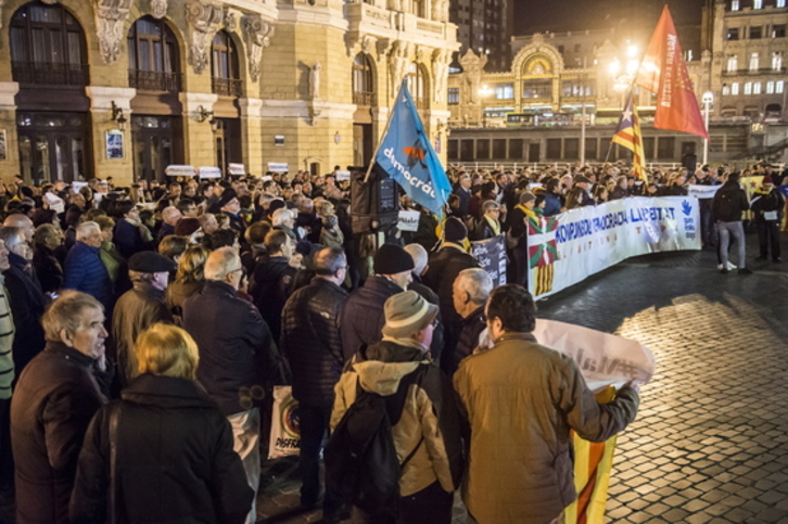 Rassemblement organisé à Bilbo pour dénoncer le procès contre les leaders catalans. (Marisol RAMIREZ / FOKU)
