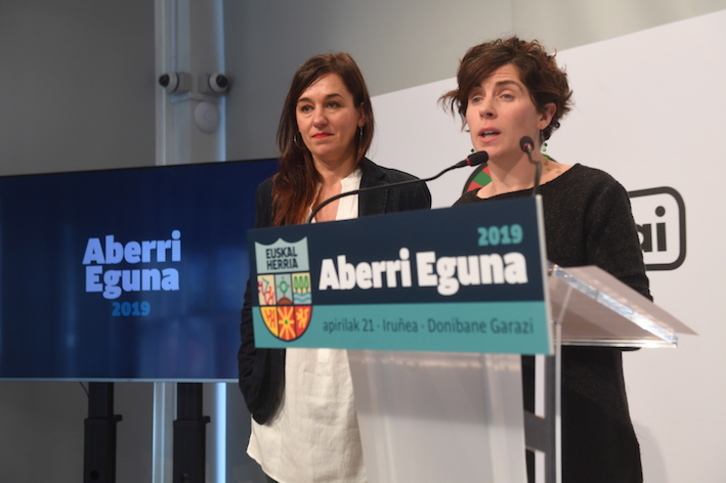 Jasone Agirre et Anita Lopepe ont annoncé un Aberri Eguna "contre le fascisme et l'autoritarisme". © Jon URBE/FOKU