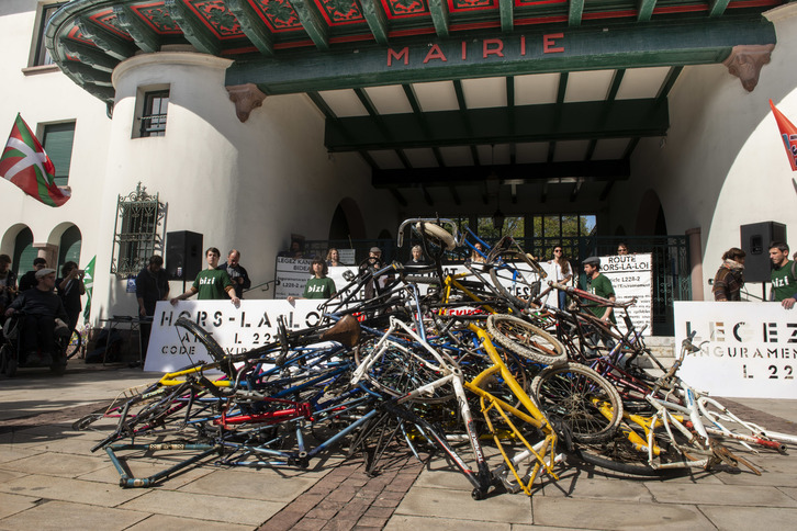 Le 16 mars dernier, des membres de Bizi ont symboliquement enterré le Plan Vélo sous une montagne de vélos hors d'usage. © Guillaume FAUVEAU