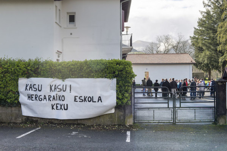 L'école de Mendive a été bloquée par les parents ce lundi 18 mars. ©Guillaume Fauveau
