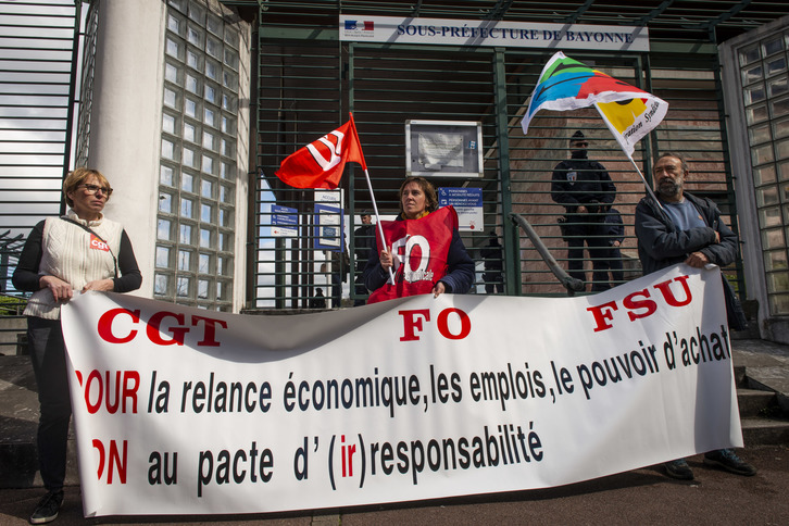 Les syndicats manifestaient contre la précarité et en défense des services publics. © Guillaume FAUVEAU