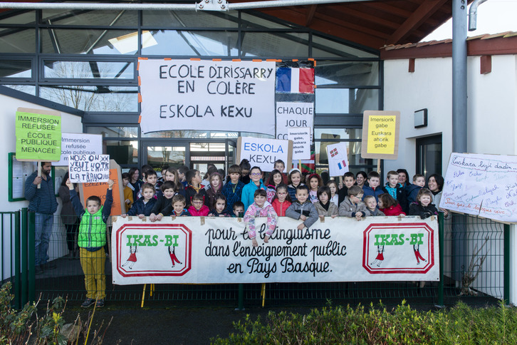 Les parents d'élèves ont bloqué l'école d'Irissarry le 20 mars dernier. © Guillaume FAUVEAU