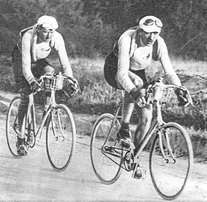 Les frères Pélissier, premiers héros du Tour du Pays Basque, ici en 1920. © DR 