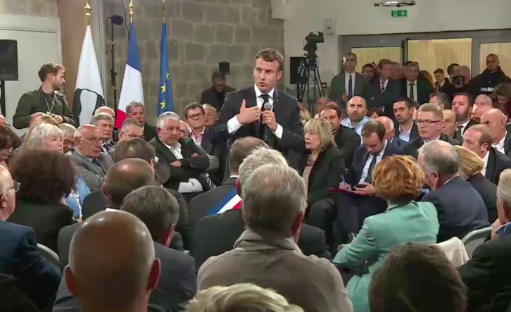 Emmanuel Macron s'est réuni avec près de 160 élus à Cuzzà, soit moins de la moitié des maires de l'île. (capture d'écran)