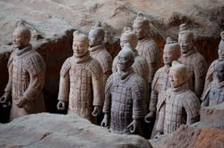 Qin Shi Huang avait ordonné que toute son armée soit sculptée en terre et enterrée avec lui.