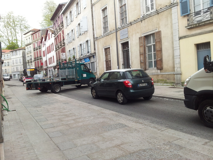 Certains automobilistes ne respectent pas le sens de circulation de la rue Maubec, passée à sens unique depuis le début des travaux du Tram'bus. (MHB)