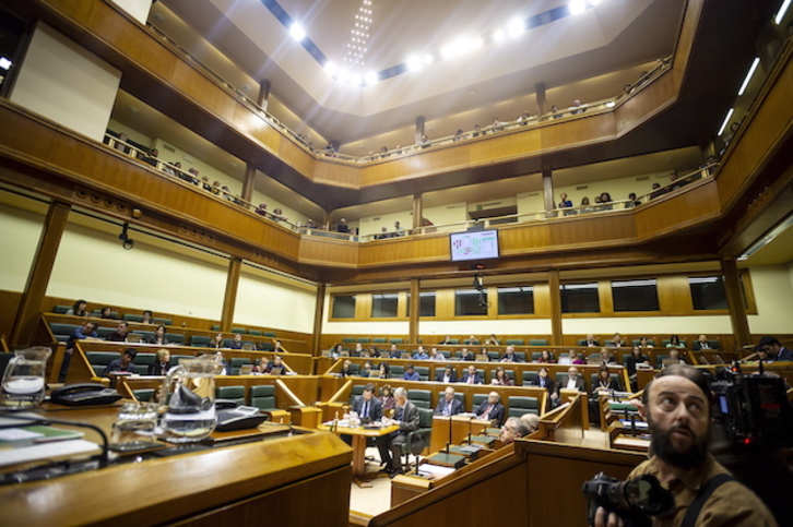 Le Parlement de Gasteiz, au moment du débat et du vote de la loi des victimes des abus policiers. © Jaizki FONTANEDA / FOKU