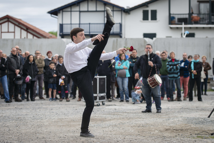 Un aurresku dansé lors de l'hommage à Jon Anza. © Guillaume Fauveau