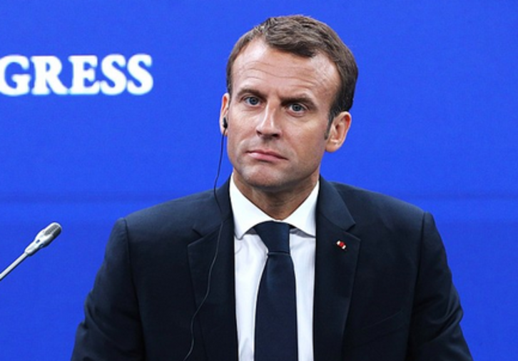 Macron avait reporté un premier déplacement mi-décembre à Biarritz lors de la réunion des ambassadeurs.