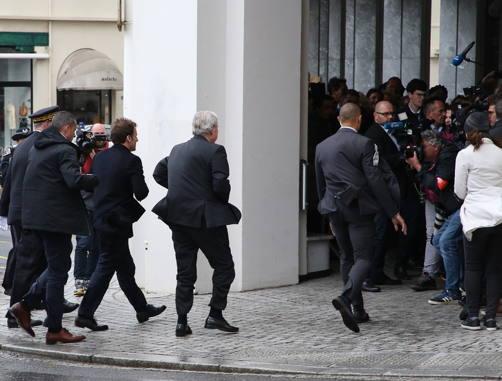 Le président français est arrivé vers 13h15 à la Mairie de Biarritz. ©Bob EDME