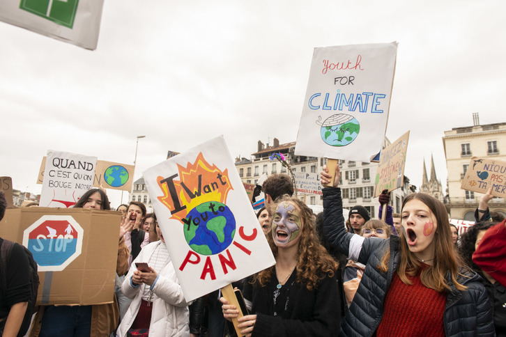 Des lycéens lors d'une manifestation pour le climat à Bayonne. © Guillaume FAUVEAU