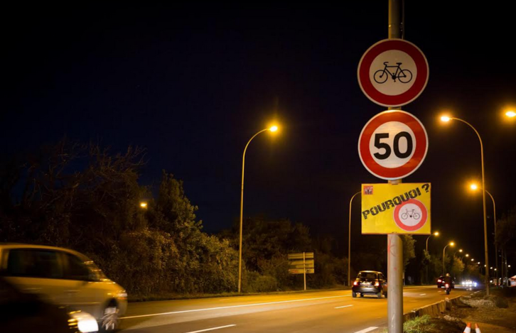 Le collectif dénonce l'insuffisance de pistes cyclables protégées sur l’agglomération BAB. ©Les Vieux vélos