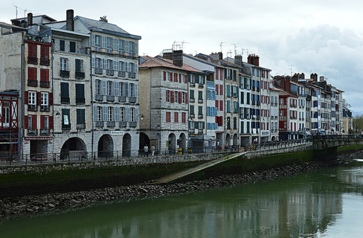 Près de 11 000 logements qui seraient destinés à la location saisonnière, via des plateformes numériques, au Pays Basque.