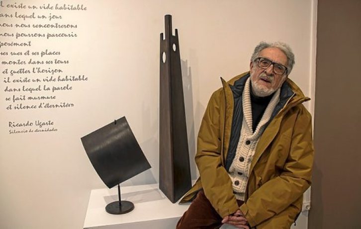 Ricardo Ugarte expose ses sculptures à la Galerie Arte Bideak. © F. BERLAND