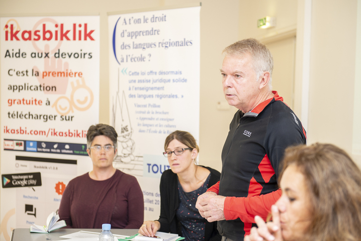 Ikas Bi a édité une plaquette pour sensibiliser les parents à la poursuite d'études en bilingue au collège et au lycée. © Guillaume FAUVEAU