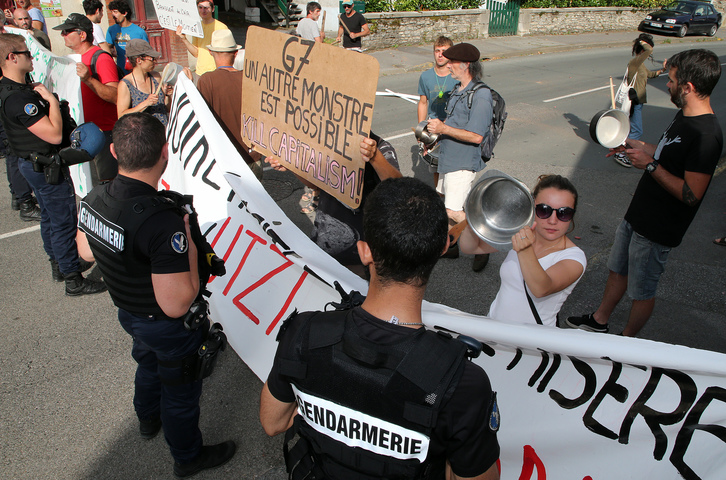 G7 blokatu appelle à gêner la tranquillité des forces de l'ordre avec des casseroles. © Bob EDME