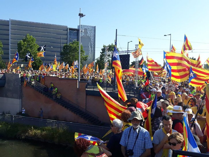 Des milliers de catalans se sont rendus à Strasbourg pour montrer leur soutien à Puigdemont et Comín. (@omnium)
