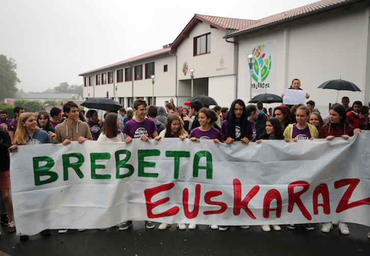 Rassemblements en faveur du brevet en langue basque au collège Xalbador. ©Bob EDME