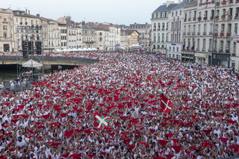 Des milliers de bestazale ont assisté à la cérémonie d'ouverture des fêtes de Bayonne. © Guillaume FAUVEAU