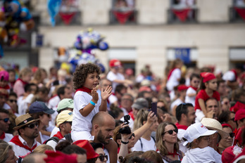 Le jeudi midi, les enfants se rassemblent par milliers sur la place de la mairie. © Guillaume FAUVEAU