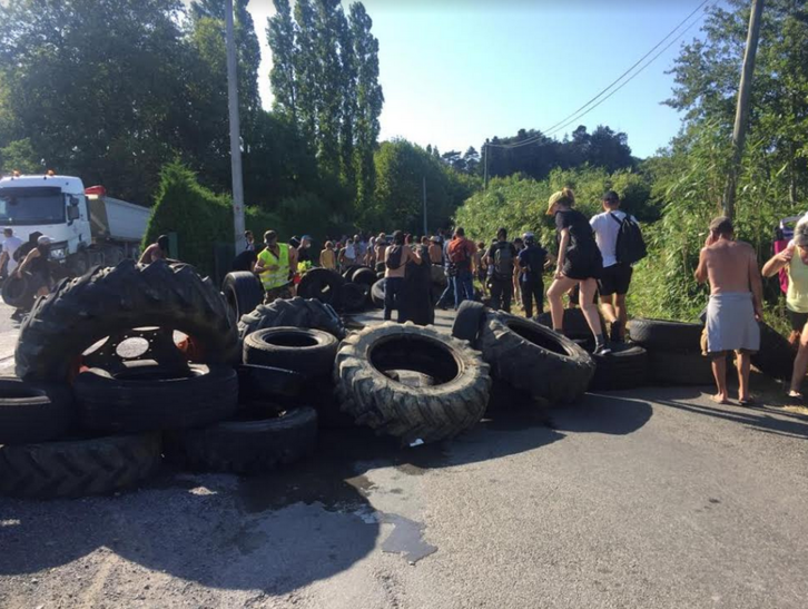 Les manifestants ont utilisé des pneus pour bloquer le passage. ©Idoia Eraso