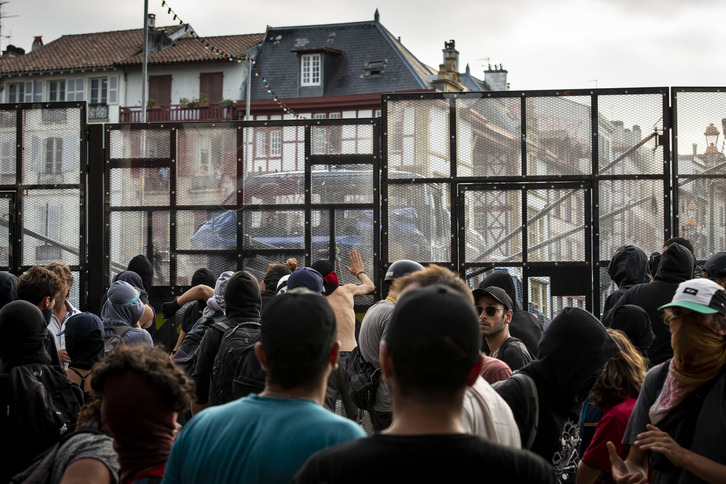 Vers 17h30, les policiers ont érigé des barrières pour bloquer les ponts reliant le Petit au Grand Bayonne. © Guillaume FAUVEAU
