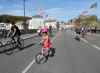 Bizi veut réserver une voie aux vélos sur le pont Saint-Esprit. ©Guillaume Fauveau 
