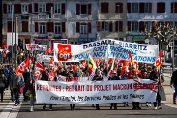 photo 0 : Plusieurs syndicats ont appelé à une nouvelle journée de grève et de mobilisation ce jeudi 20 février. Il s’agit de la 10e journée interprofessionnelle de manifestations et Bayonne a connu une forte mobilisation. © Guillaume Fauveau