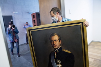 Retirada del retrato de Juan Carlos de Borbón del Parlamento de Iruñea. (Iñigo URIZ/FOKU)