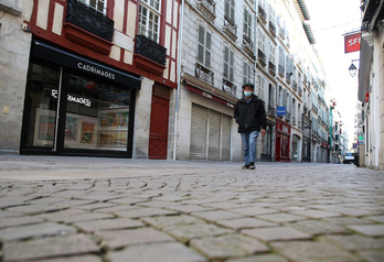 Les commerces de la rue d'Espagne à Bayonne ont baissé leur rideau. © Bob EDME