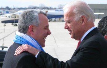 Dave Bieter en compagnie de Joe Biden, en 2009.