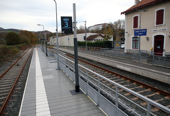 Un deuxième quai a été créé en gare de Cambo pour permettre aux trains de se croiser. © Bob EDME