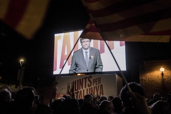 El president Carles Puigdemont participando por videoconferencia desde Bruselas en el mitin de Junts per Catalunya, en diciembre de 2017. (Jagoba MANTEROLA/FOKU)