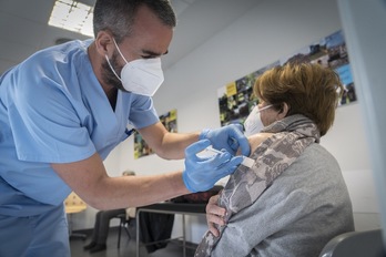 Vacunación contra el covid-19 en un centro de salud de Osakidetza. (Gorka RUBIO | FOKU)