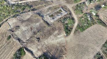 Imagen aérea de los restos de la Edad del Hierro hallados en el término de Gariposa, donde se ubican las obras del TAV en Tafalla. (NAFARROAKO GOBERNUA)