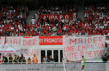 Dans les tribunes, une banderole portait un message réclamant la « démission » de Maider Arostéguy. © Bob EDME