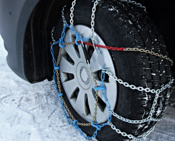 Désormais, les pneus neige ou les chaînes seront obligatoires dans certaines communes. © Pixnio