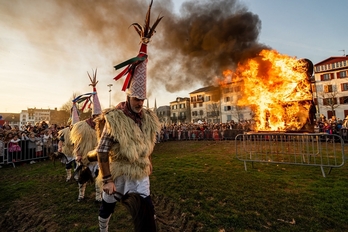 San Pantzar brûlé devant la foule, pour réduire en cendres les malheurs de l'année passée. © Théo CHEVAL