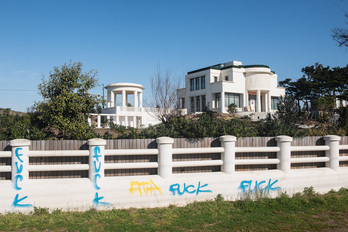 Villa Suzana, en Angelu, propiedad de la nueva pareja de la exmujer de Putin, en la que han aparecido pintadas.