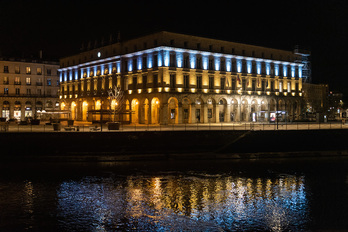 Depuis vendredi soir, en solidarité, la mairie de Bayonne s'est illuminée aux couleurs de l'Ukraine