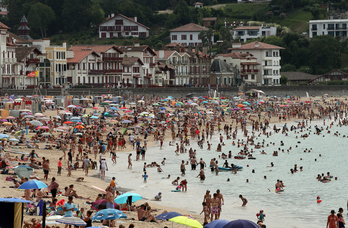 La plage de Saint-Jean-de-Luz en période estival est très fréquentée. 
