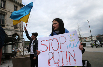 Drapeau ukrainien au vent, des enfants ont aussi dénoncé l’initiative sanguinaire de Poutine.