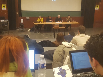 Alumnos y profesores siguen las explicaciones de los ponentes en la conferencia organizada esta tarde en la Sorbona.
