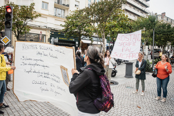 Parents d'élèves, élèves et enseignants de Fal ont manifesté place Clémenceau.