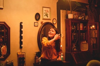 Gaïa Oliarj-Inés a joué une représentation dans un salon de coiffure toulousain au décor vintage.  